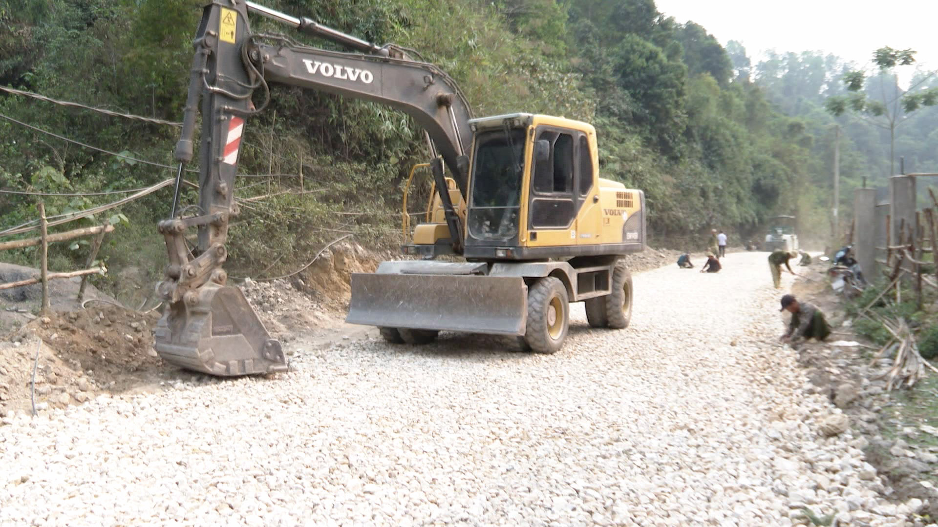 Các đơn vị thi công đẩy nhanh tiến độ đường giao thông từ thị trấn Than Uyên đi bãi đỗ xe Pù Quải, xã Mường Cang và đi bản Thẩm Phé, xã Mường Kim, huyện Than Uyên.